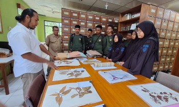 Siswa/i PKL SMK Kehutanan Bakti Rimba di Herbarium Wanariset 