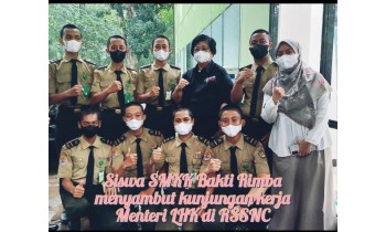 Siswa SMK Kehutanan Bakti Rimba menyambut kunjungan kerja Menteri LHK di RSSNC
