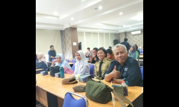 Salah satu Siswi atas nama Shinta bersama Pembimbing Bapak Teguh Hartono mengikuti Seminar dengan materi mengenai Sampah. 💪😇