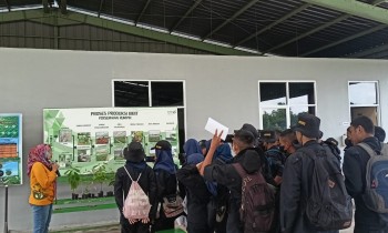 SMK Kehutanan Bakti Rimba kelas X sedang ada kunjungan lapangan ke Persemaian Modern Rumpin 