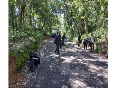 Aksi Menjaga Kebersihan Oleh PKL SMK Kehutanan Bakti Rimba di TNGHS